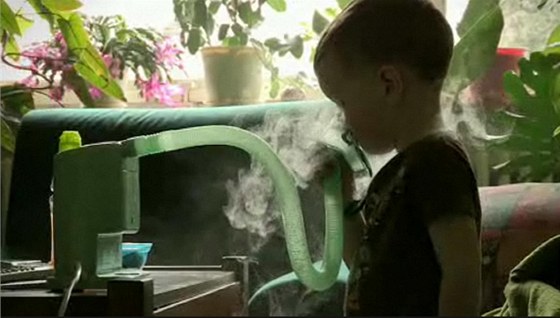 Mezi skupiny, které jsou na Ostravsku nejvíc ohrožené špatným vzduchem, patří děti. Mnohé trpí astmatem. Zachytili to i britští filmaři, kteří o situaci natočili dokument, z něhož pochází tento snímek.