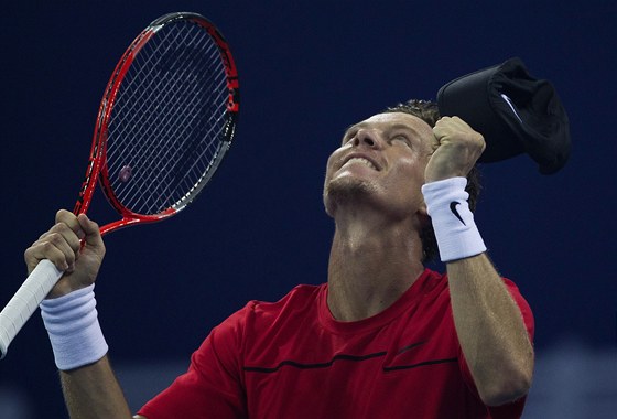 MÁM TO! Tomá Berdych slaví vítzství na turnaji ATP v Pekingu.