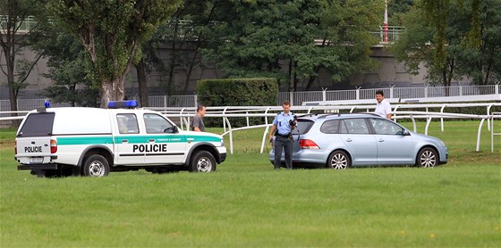 Policisté vyetují zniení dráhy na závoditi v Pardubicích