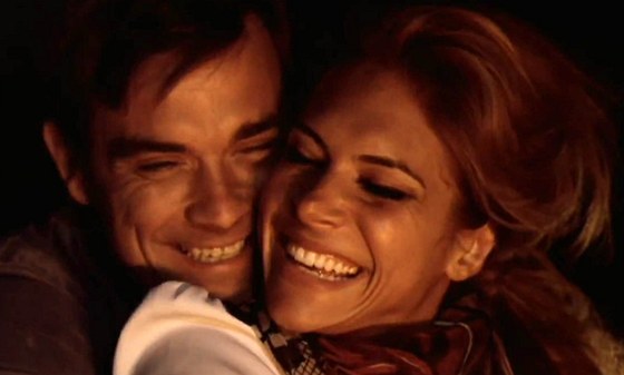 Robbie Williams s manelkou