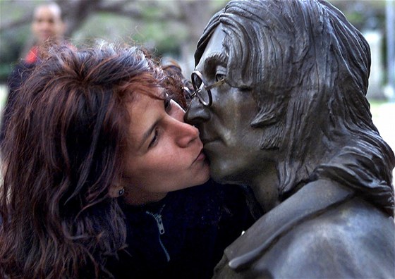 Mladá Kubánka líbá sochu Johna Lennona v Havan.