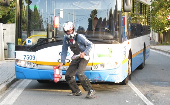 Dopravní nehoda motorkáe a autobusu MHD v Ostrav-Martinov