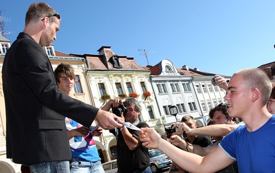 Luká Kohout se podepisuje svým fanoukm pi shromádní v Rumburku. (2. íjna