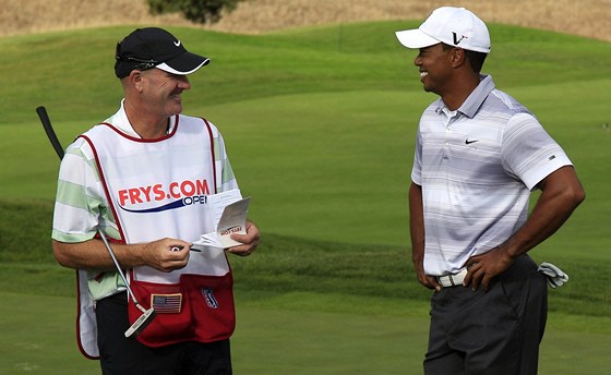 Tiger Woods a jeho nový caddie Joe LaCava ped turnajem Frys.com. 