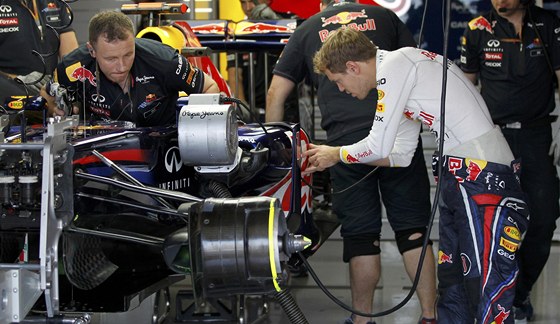 Sebastian Vettel ped tréninkem na Velkou cenu Japonska kontroluje nastavení