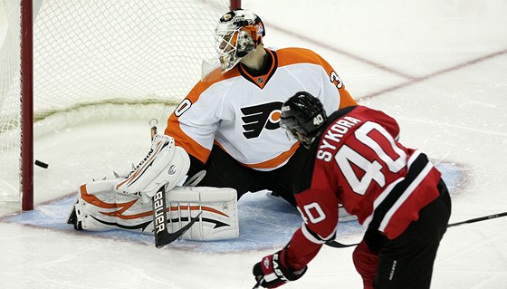 Petr Sýkora z New Jersey pekonávágólmana Philadelphie Ilju Bryzgalova.