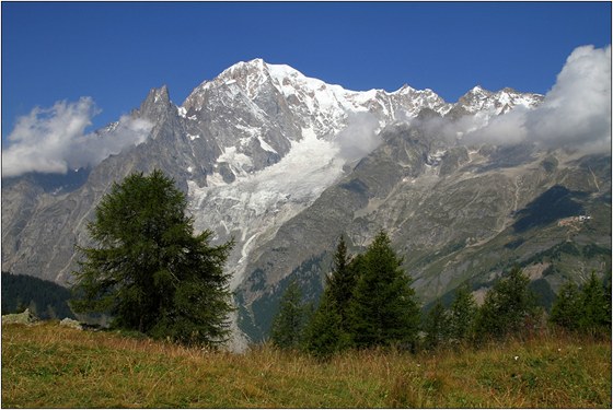 Mont Blanc z hřebene Mont de la Saxe. 