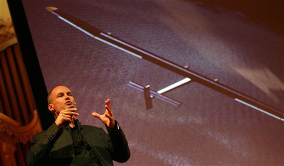 Bertrand Piccard pi projekci v rámci karlovarského festivalu Tourfilm, kde