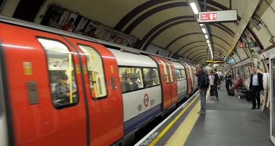 Londýnské metro denn pepraví ti miliony pasaér, o víkendových dnech a ti a pl milionu.