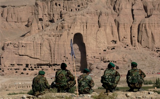 Afghánští vojáci shlížejí v Bamjánu do míst, kde se nacházely proslulé sochy...