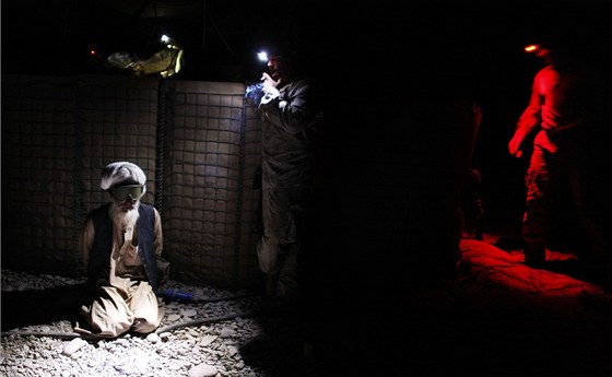 Týrání v afghánských vznicích. Ilustraní snímek