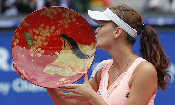 Agnieszka Radwaská s trofejí pro vítzku turnaje v Tokiu.