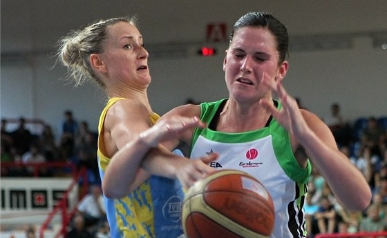 Romana Hejdová (vpravo) si basketbal nezahraje zhruba pl roku.