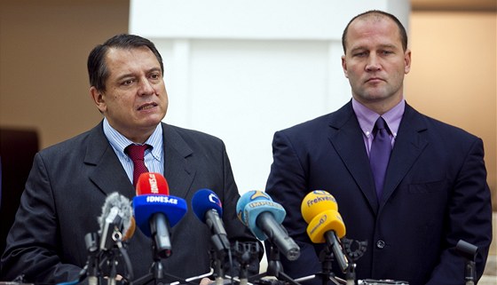 Jiří Paroubek a Jiří Šlégr oznámili na tiskové konferenci odchod z ČSSD. (7.