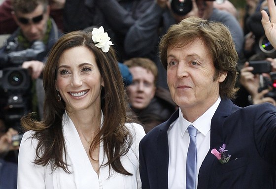 Paul McCartney a Nancy Shevellová se vzali v Londýně (9.10.2011).