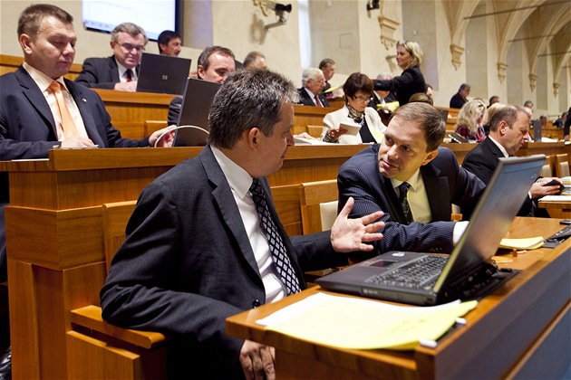 Senáto�i �SSD prosadili omezení �e�nické lh�ty p�i jednání o církevních restitucích na dvakrát deset minut. Na snímku Ji�í Dienstbier a Marcel Chládek.