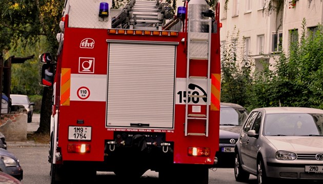 V pražském bytě explodovala baterie elektrokola, výbuch vysklil i okno