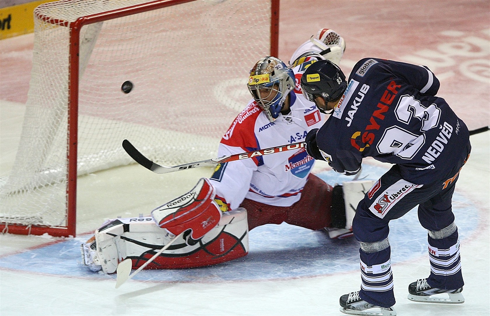 SOUBOJ REPREZENTANT�. Liberecký kapitán Petr Nedv�d a �eskobud�jovický branká� Jakub Ková� se utkají ve 21. kole extraligy, minulý víkend se potkali na reprezenta�ní akci.