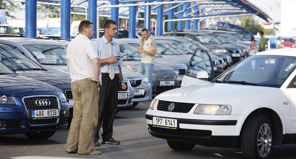 Kauza sporných cen p�j�ek sjednávaných v autobazarech má pokra�ování. Druhá úv�rová firma dostala vysokou pokutu od �OI. Ilustra�ní foto