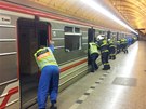 Hasii zasahují ve stanici metra JInonice poté, co tam najelo metro na kufr a