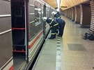 Hasii zasahují ve stanici metra Jinonice, poté co vlaková souprava 