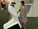 Na Mezinárodním strojírenském veletrhu se objevil také speciální reklamní robot