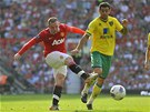 BUM! Wayne Rooney z Manchesteru United pálí na branku Norwiche.