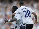 GÓL V DERBY. Emmanuel Adebayor slaví se spoluhráem Walkerem trefu Tottenhamu