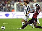 PROTI SVM. Zlonk Andrea Pirlo (vlevo) nastoupil za Juventus proti svmu