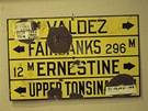 Prostílený dopravní ukazatel ve Valdezském muzeu. Drtivá vtina dopravních