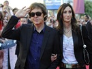 Paul McCartney se snoubenkou Nancy Shevellovou na premiée filmu George