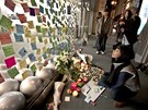 Lidé nechávají papírky se vzkazy, kvtiny a svíky u obchodu Apple v San