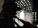 Mu hraje na sopran saxofon ped obchodem Apple v New Yorku poté, co se dozvdl o