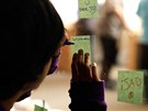Dívka píe vzkaz zesnulému Stevovi Jobsovi na výlohu obchodu Apple v San