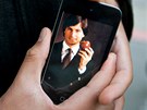 Fred Velez ze San Franciska drí iPhone s portrétem Steva Jobse. (6. íjna 2011)