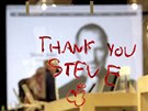 "Dkujeme ti, Steve", vzkaz pro zesnulého zakladatele Applu na výloze obchodu v