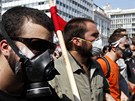 Na demonstracích neschází slzný plyn. Maskami se vybavili jak protestující...