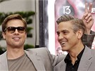 Brad Pitt a George Clooney na Chodníku slávy v Los Angeles  - premiéra filmu