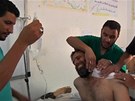 V syrtské nemocnici oetují jednoho ranného za druhým.