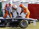Rubens Barrichello opoutí svj monopost Williams po havárii pi tréninku na