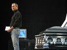 Steve Jobs na konferenci WWDC v roce 2002 pronáí vzpomínku nad "rakví"