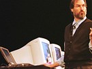 Steve Jobs na konferenci v Cupertinu 10. íjna roku 1997 oznámil, e hodlá od