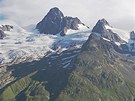 Impozantní Aig. des Glacieres nad chatou Refuge des Mottets strhávají pohledy