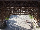 Pohled z Eiffelovy ve dol na klikatící se fronty ekajících návtvník.