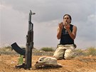 Povstalec se modlí při bojích u Syrty