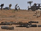 Povstalci se skrývají ped palbou Kaddáfího jednotek u Syrty
