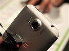 Fotoaparát Sensation XL je stejný jako u Windows Phone modelu Titan. Rozliení...