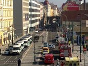 Policist uzaveli Sokolovskou ulici mezi Florenc a Negrelliho viaduktem.