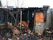 Po��r chaty v lese v osad� Okrouhl�k, kter� zalo�il dobrovoln� hasi�.