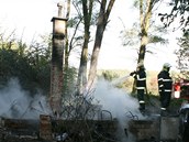 Požár chaty v lese v osadě Okrouhlík, který založil dobrovolný hasič.